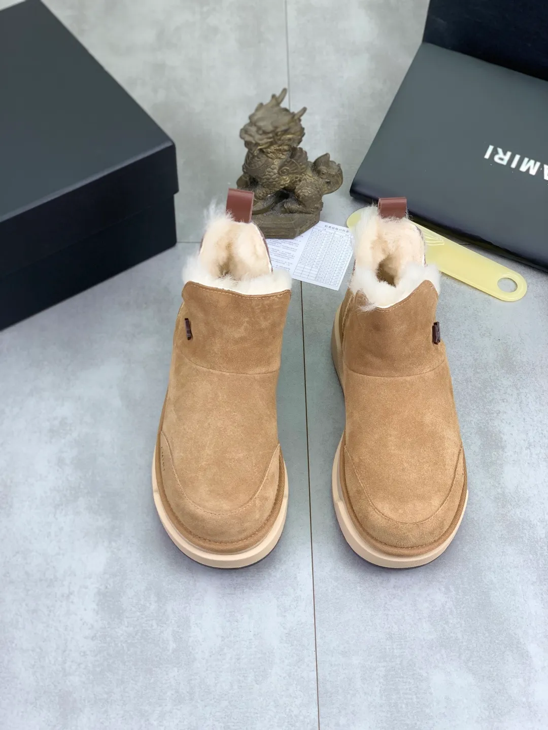 Men's shoes 💰P520 New high-quality fur-integrated Amiri Emile new winter wool shoes MA-1 wool shoes Amiri gave up the rock punk style in the new season. It uses a lot of unsaturated colors, Morandi tones, whether you see or wear them, it will make people very happy. The large tongue of the bread shoes continues, shortens the length of the shoe body, thickens the midsole, and the toe part is more rounded. Amiri's brand letters and MA logo appear on the side of the shoe. Fabric: Original custom imported first-layer frosted cowhide + real wool lining. Outsole TPU material. Bottom thickness 4CM. Color: three colors available. Size: #女 models 35-40